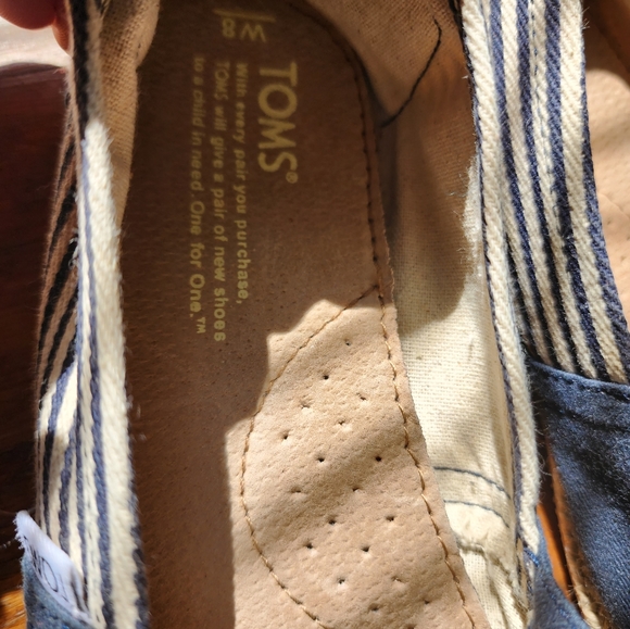 ✨️🍁🍂✨️TOMS slip on shoes. Navy with navy/white stripe. Size 8 - Picture 9 of 11